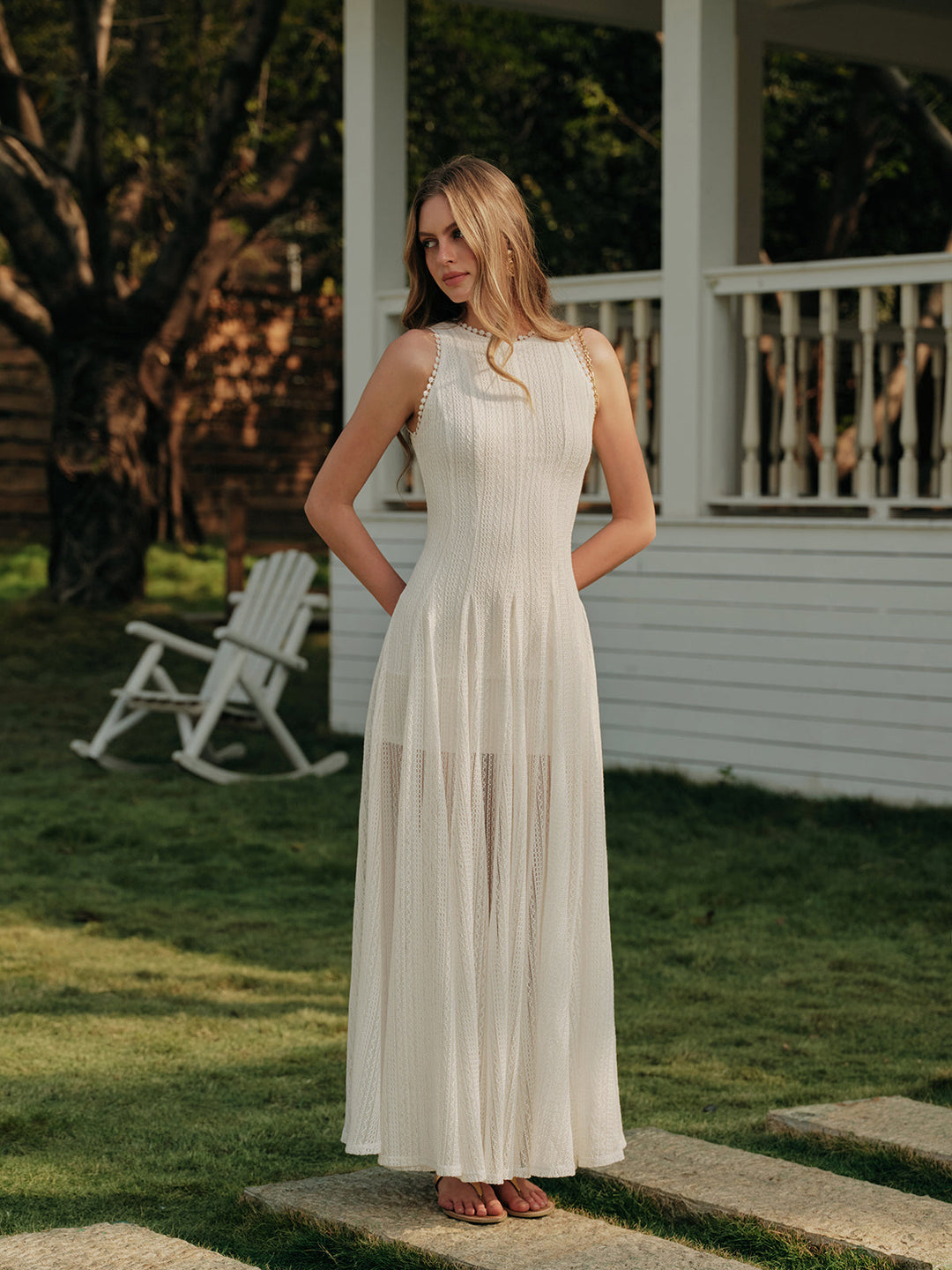 Ärmelloses Kleid aus halbtransparentem Spitzengewebe