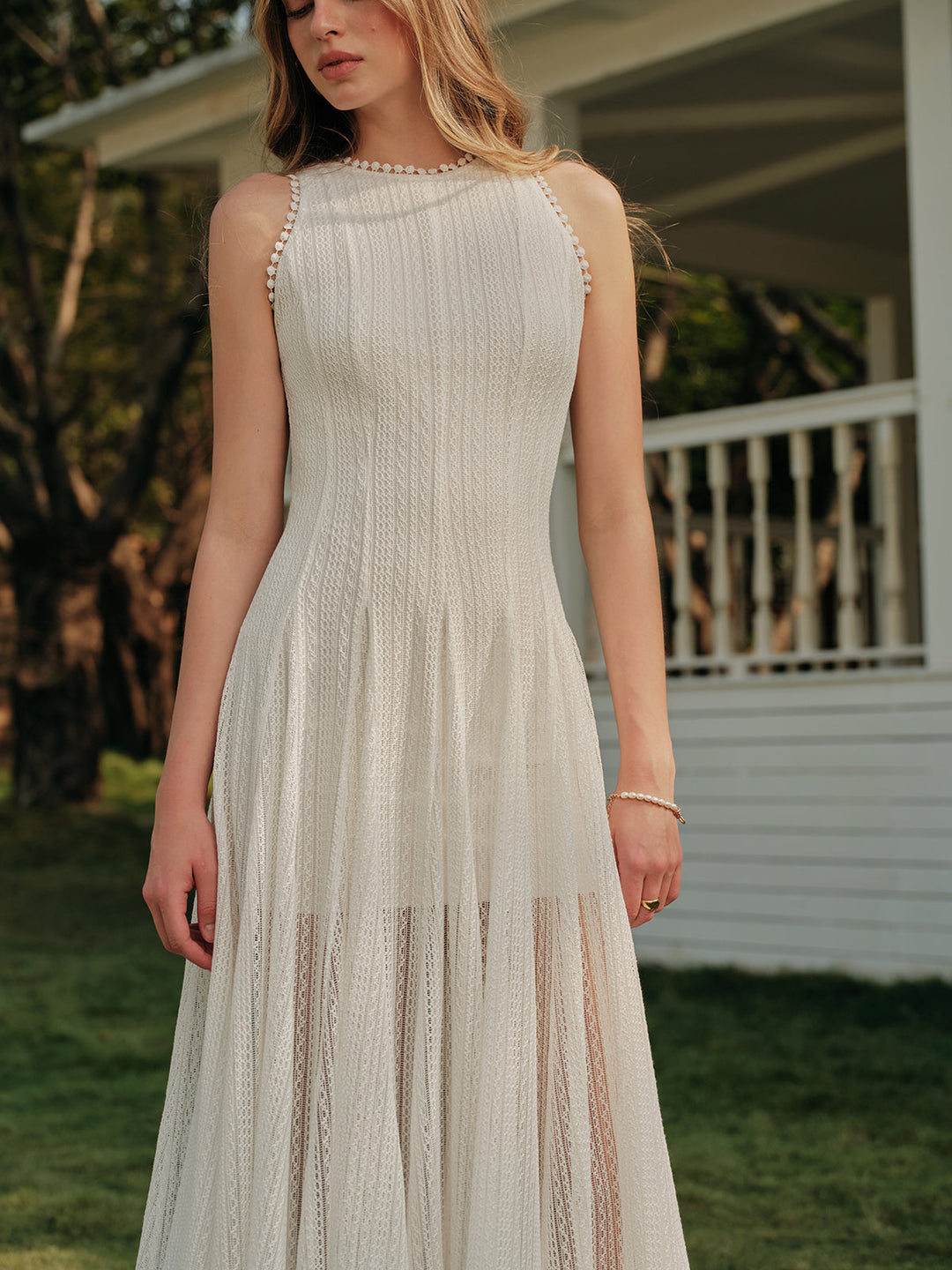 Ärmelloses Kleid aus halbtransparentem Spitzengewebe