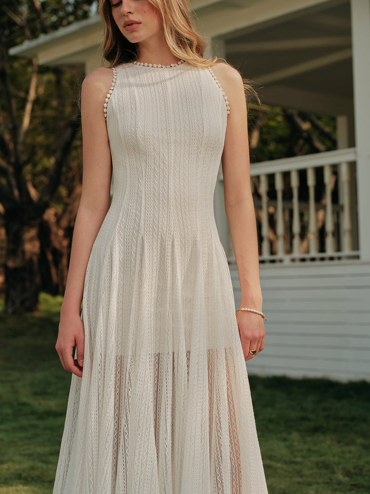 Ärmelloses Kleid aus halbtransparentem Spitzengewebe