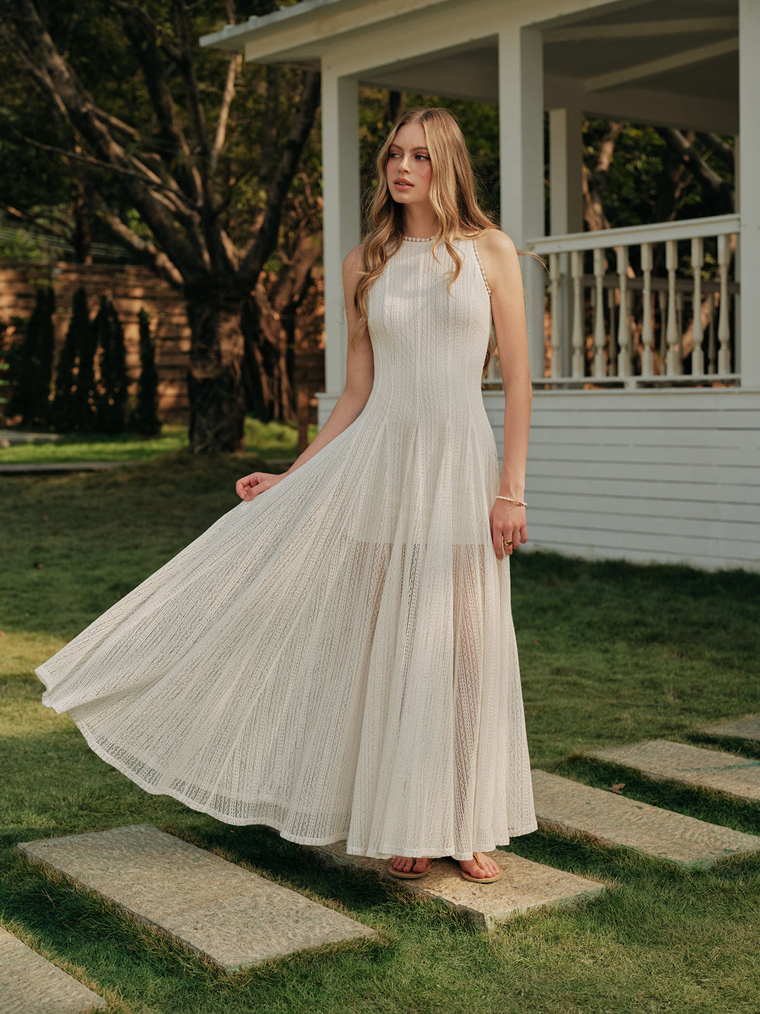 Ärmelloses Kleid aus halbtransparentem Spitzengewebe