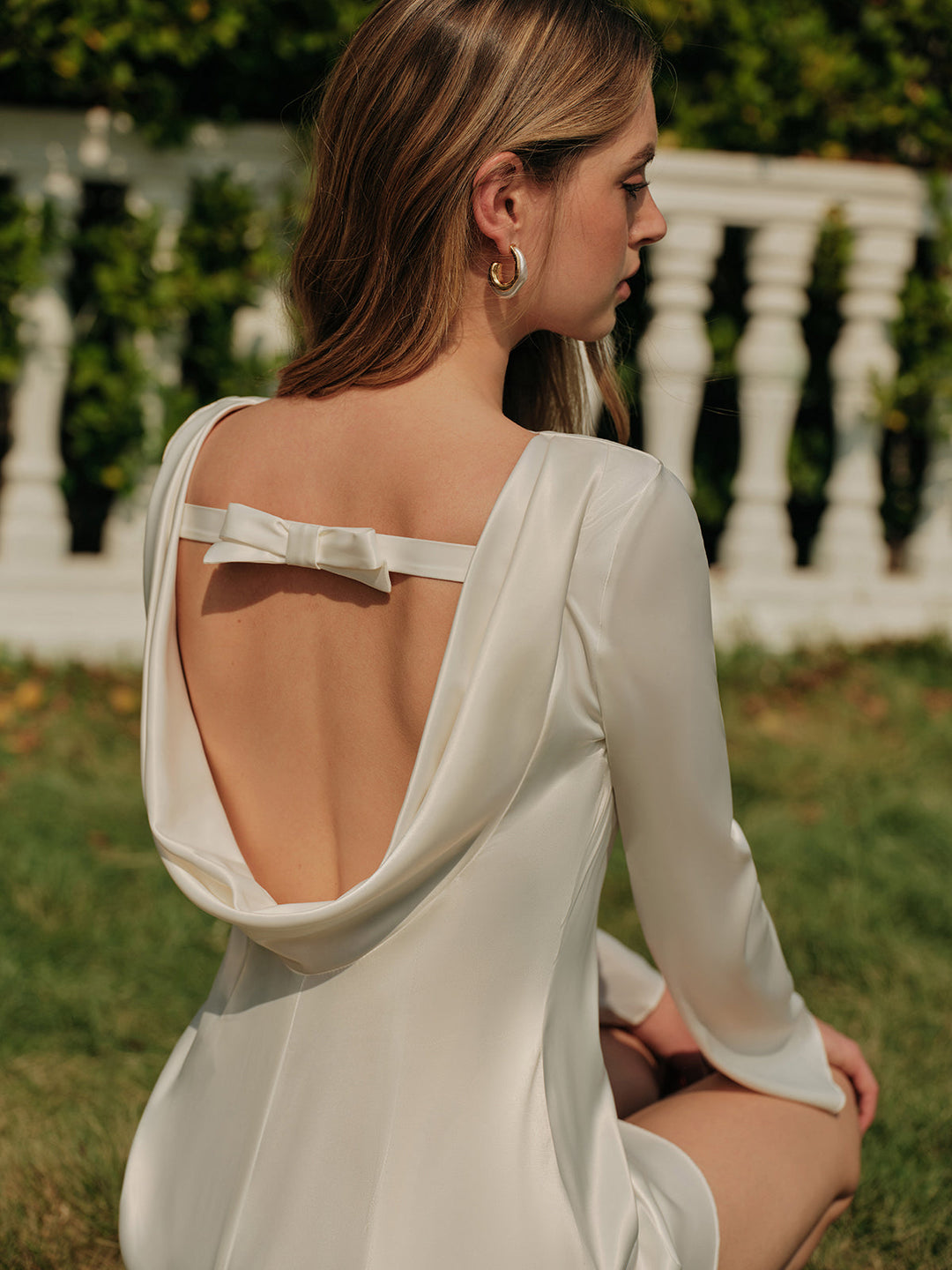 Rückenfreies Satin-Kleid mit Schleife und langen Ärmeln