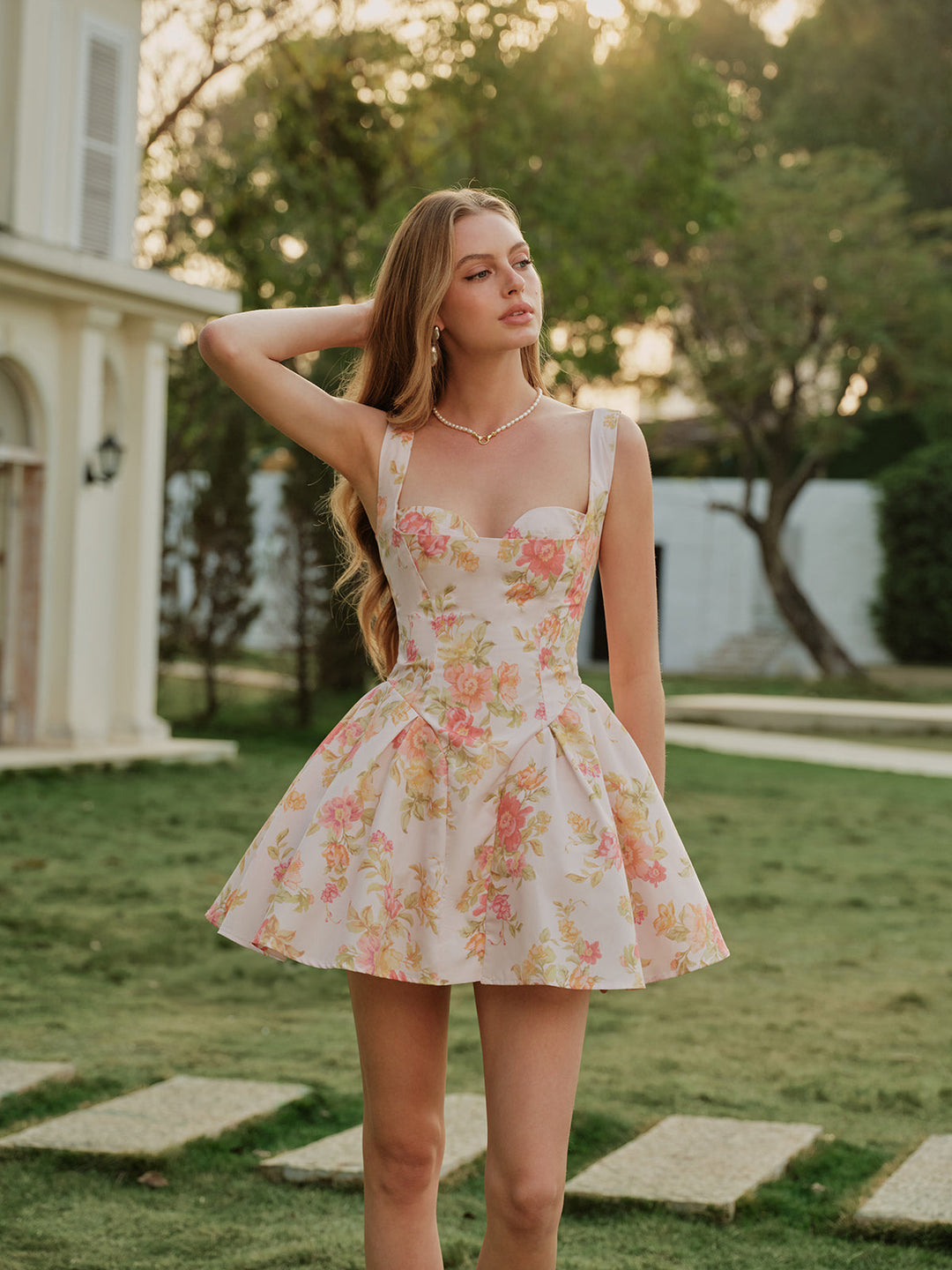 Kleid mit Blumenprint und Herz-Ausschnitt, ärmellos