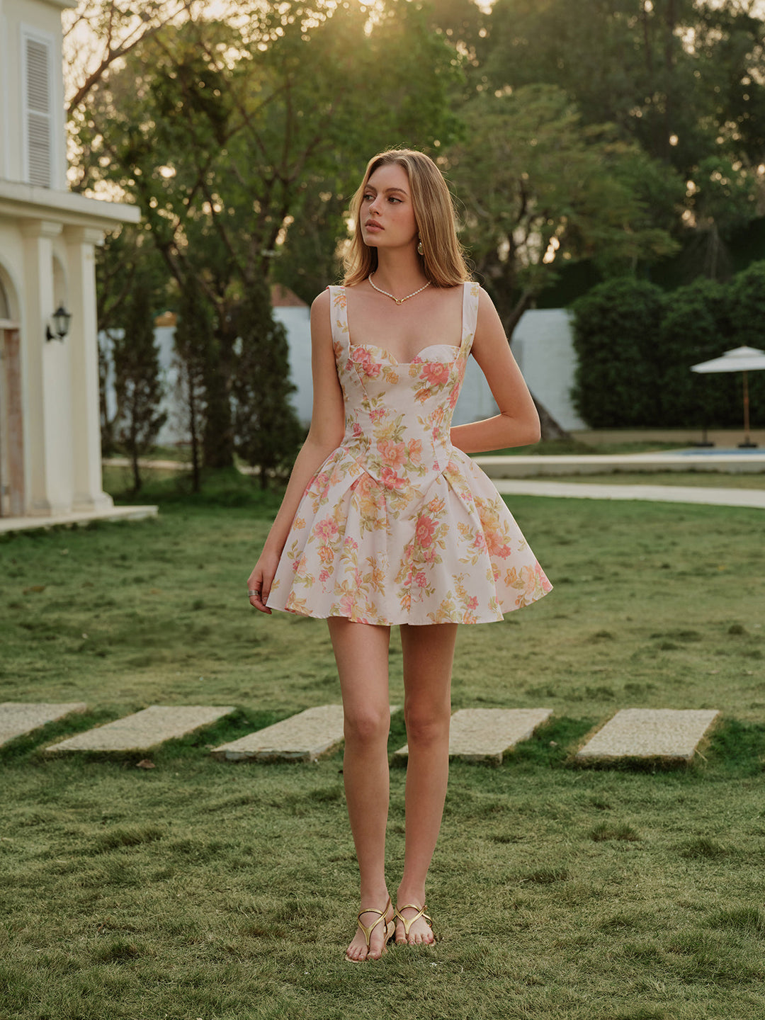 Kleid mit Blumenprint und Herz-Ausschnitt, ärmellos