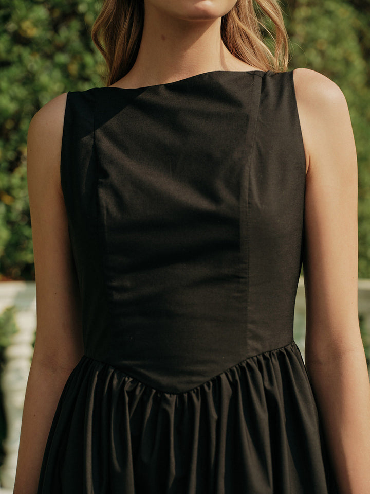 Rückenfreies, plissiertes ärmelloses Maxikleid