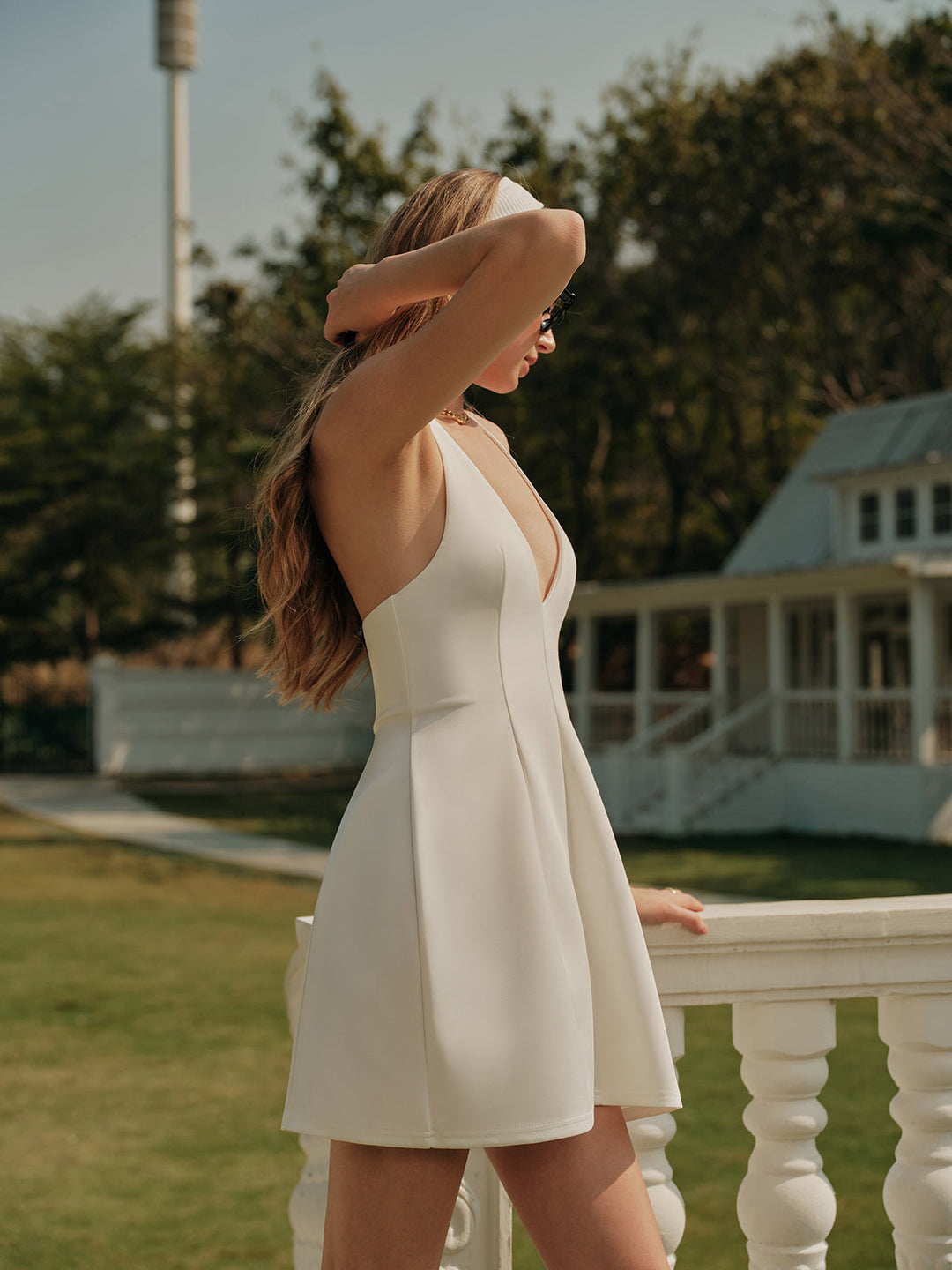 V-Ausschnitt Neckholder Kleid mit Knoten und Falten