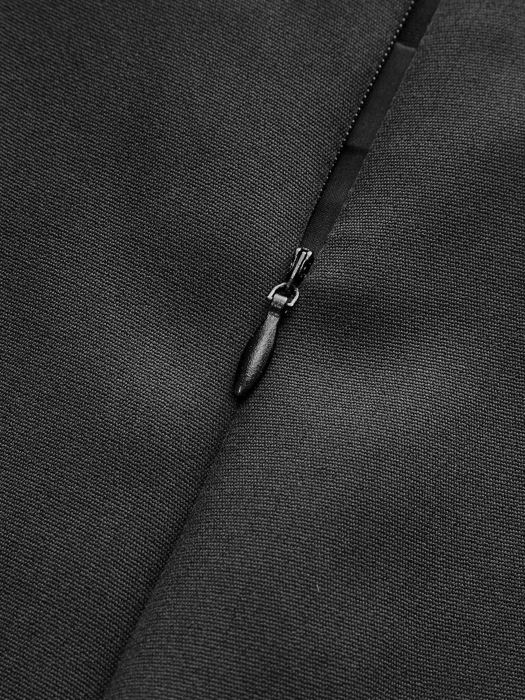 Rock mit Metalldetail und Schlitz