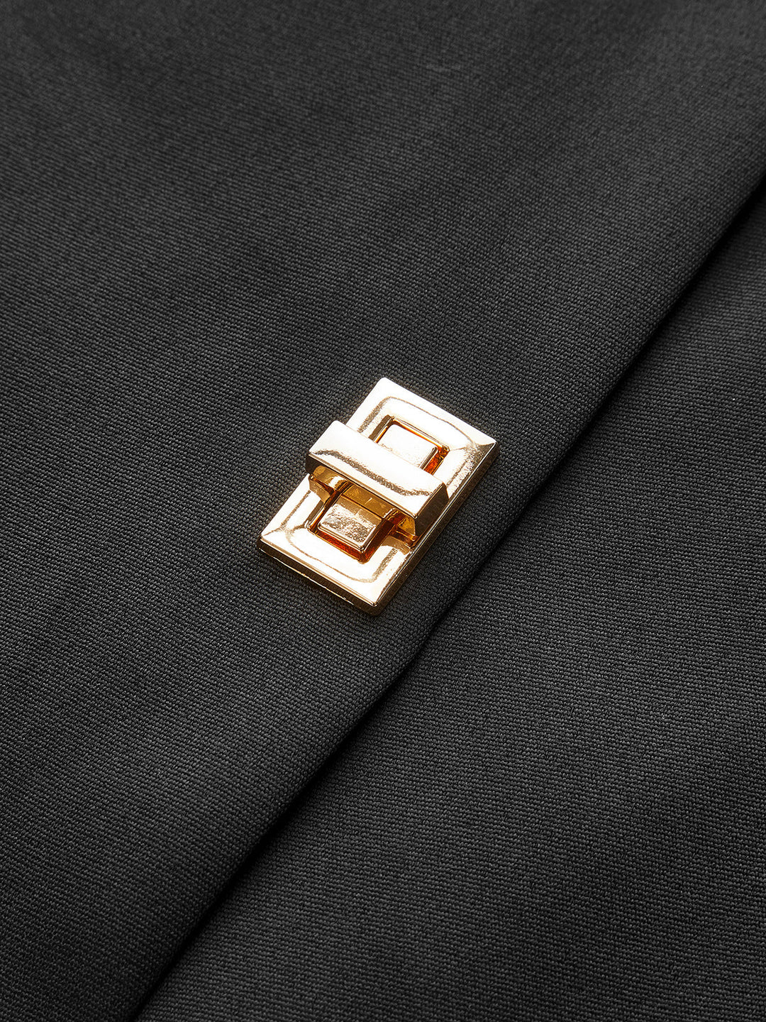 Rock mit Metalldetail und Schlitz