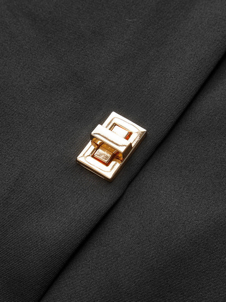 Rock mit Metalldetail und Schlitz