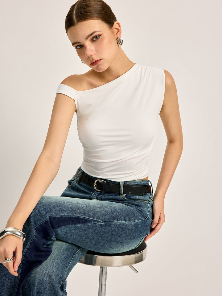 Asymmetrisches Rippstrick-Oberteil mit Cut-Out