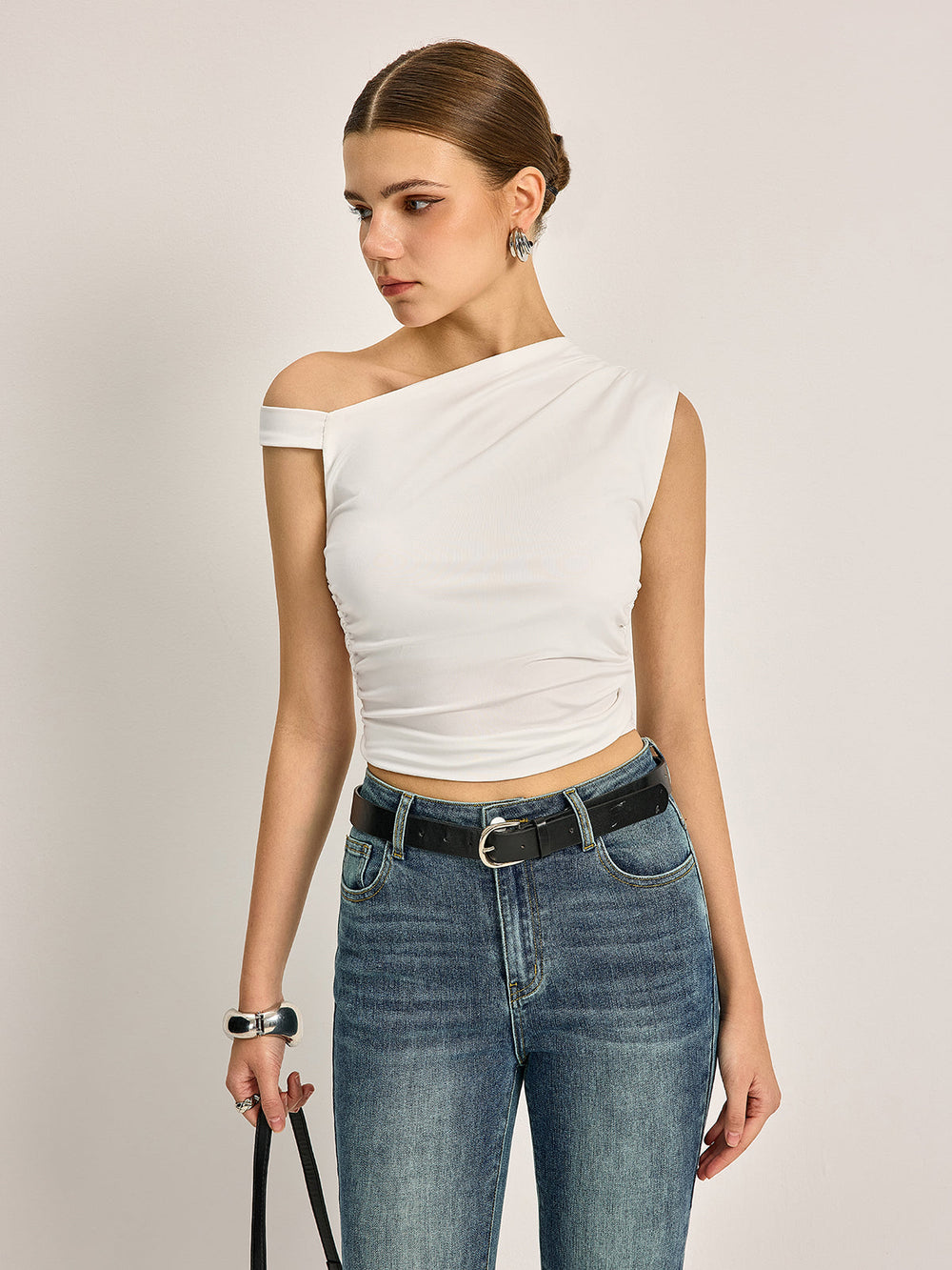 Asymmetrisches Rippstrick-Oberteil mit Cut-Out