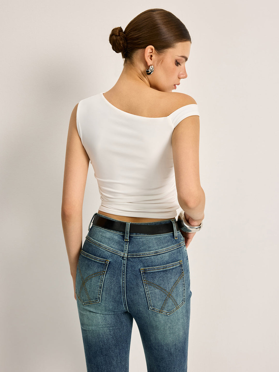 Asymmetrisches Rippstrick-Oberteil mit Cut-Out