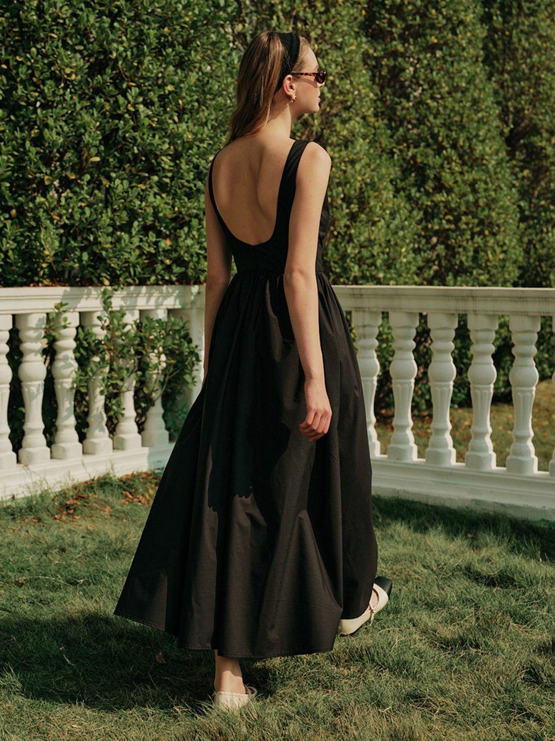 Rückenfreies, plissiertes ärmelloses Maxikleid