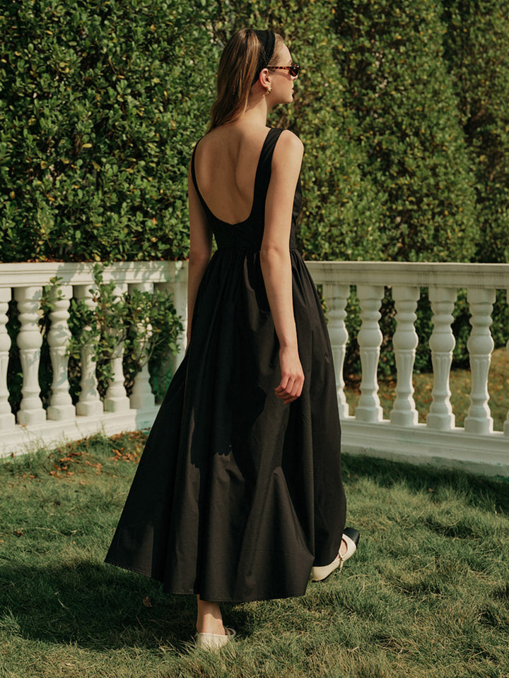 Rückenfreies, plissiertes ärmelloses Maxikleid