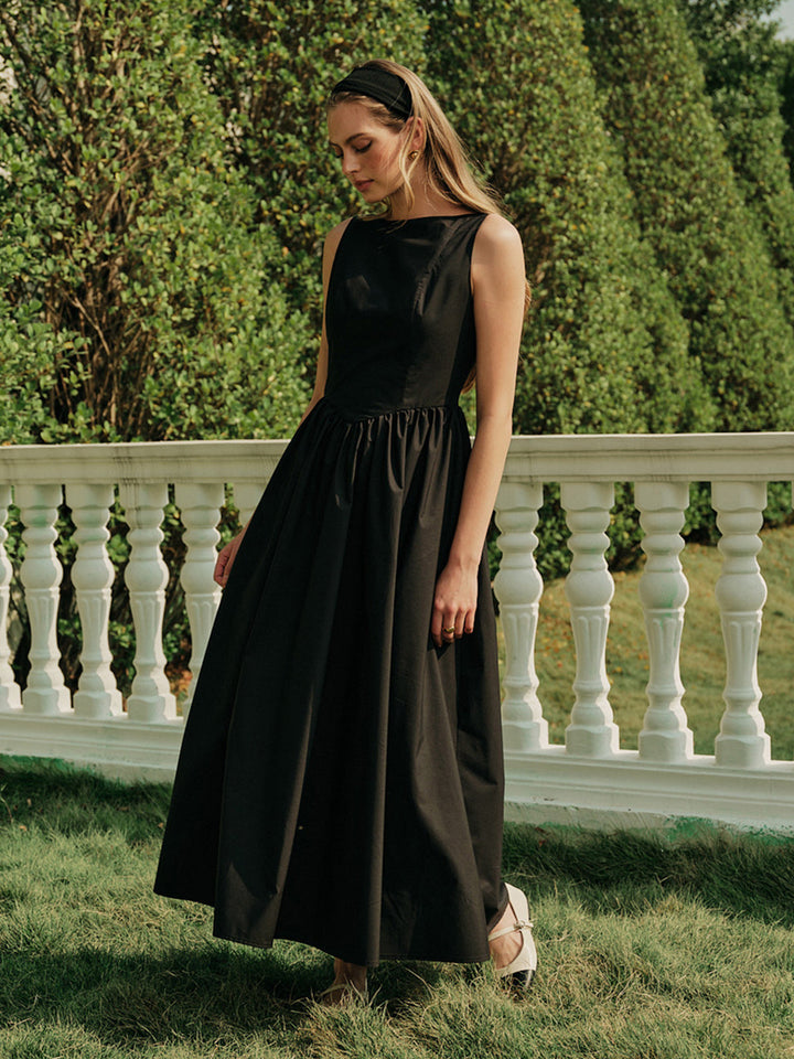 Rückenfreies, plissiertes ärmelloses Maxikleid