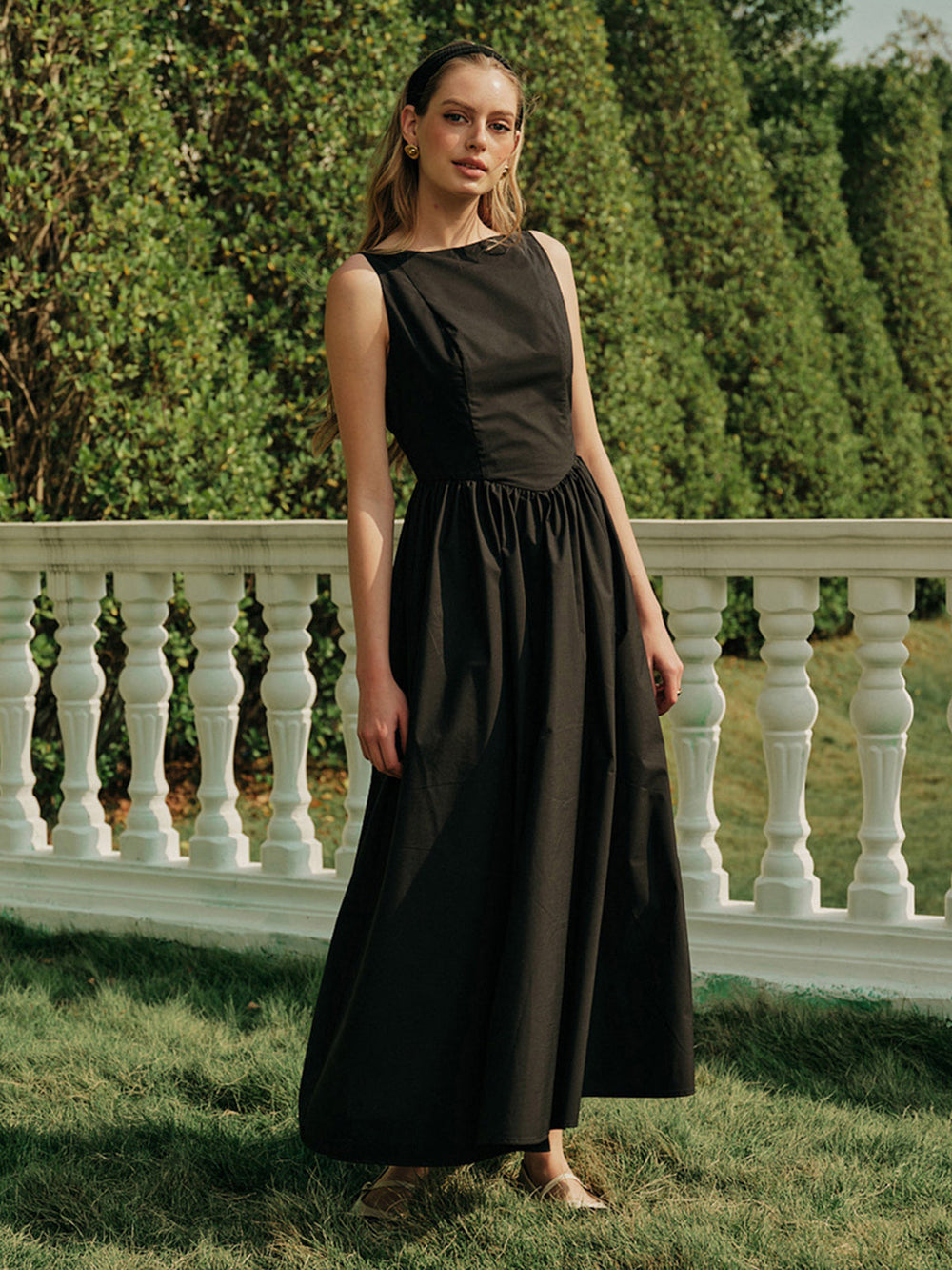 Rückenfreies, plissiertes ärmelloses Maxikleid