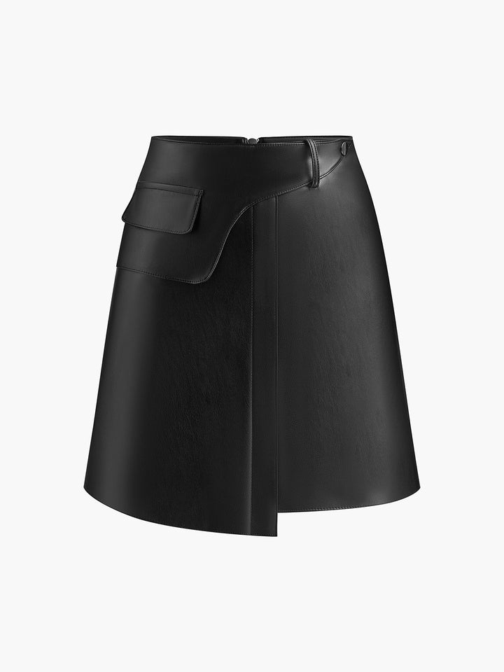 Asymmetrischer Mid-Waist-Minirock aus Kunstleder