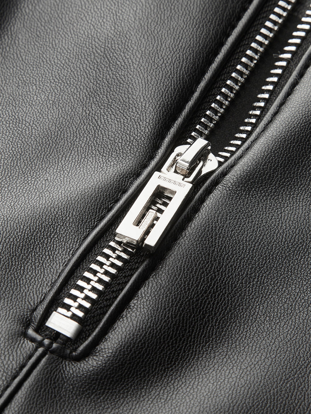 Asymmetrischer Mid-Waist-Minirock aus Kunstleder