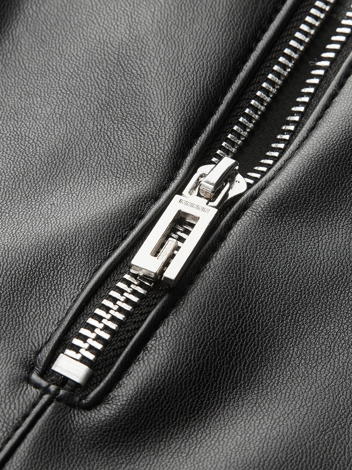 Asymmetrischer Mid-Waist-Minirock aus Kunstleder