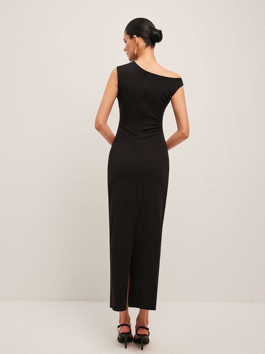 Asymmetrisches Schulterkleid