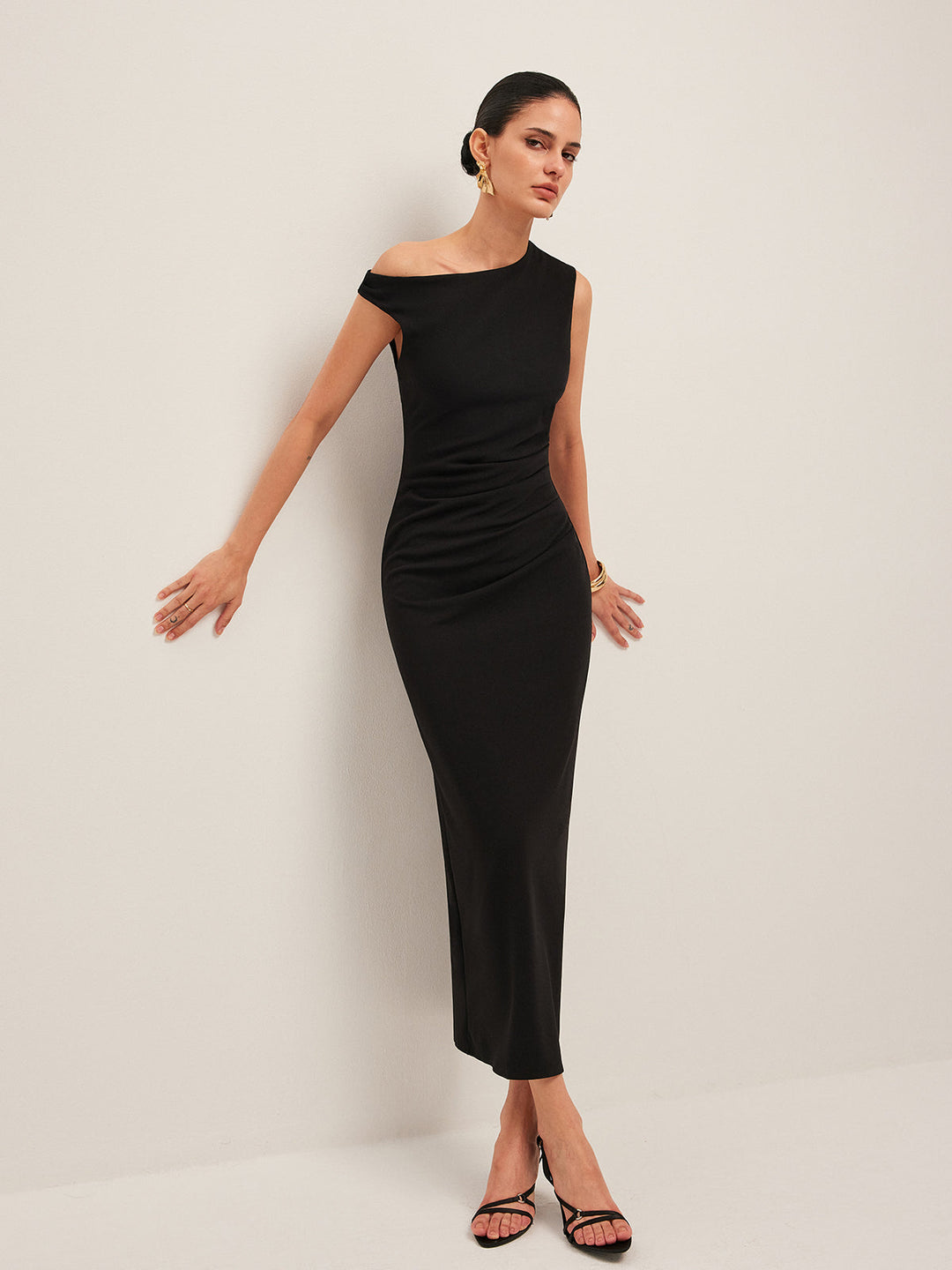 Asymmetrisches Schulterkleid