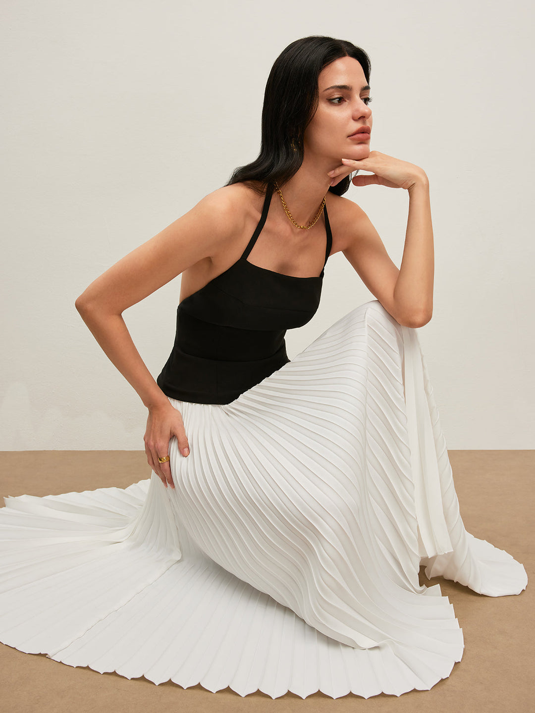 Rückenfreies Neckholder-Kleid mit Falten