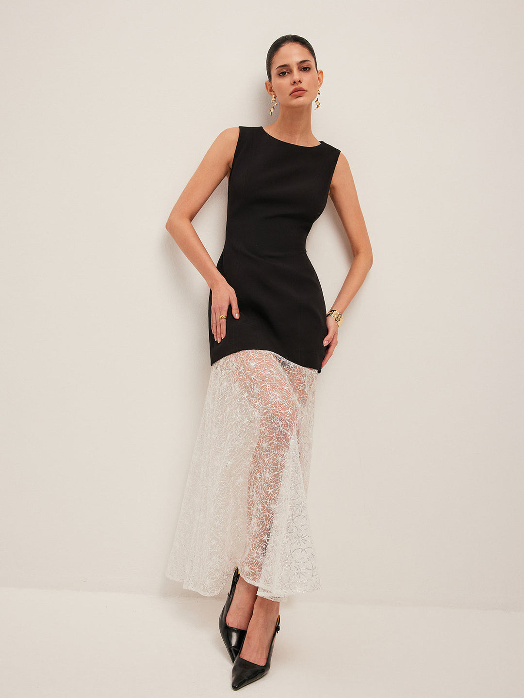 Kleid mit durchbrochenen Spitzeneinsätzen und ärmellosem Design
