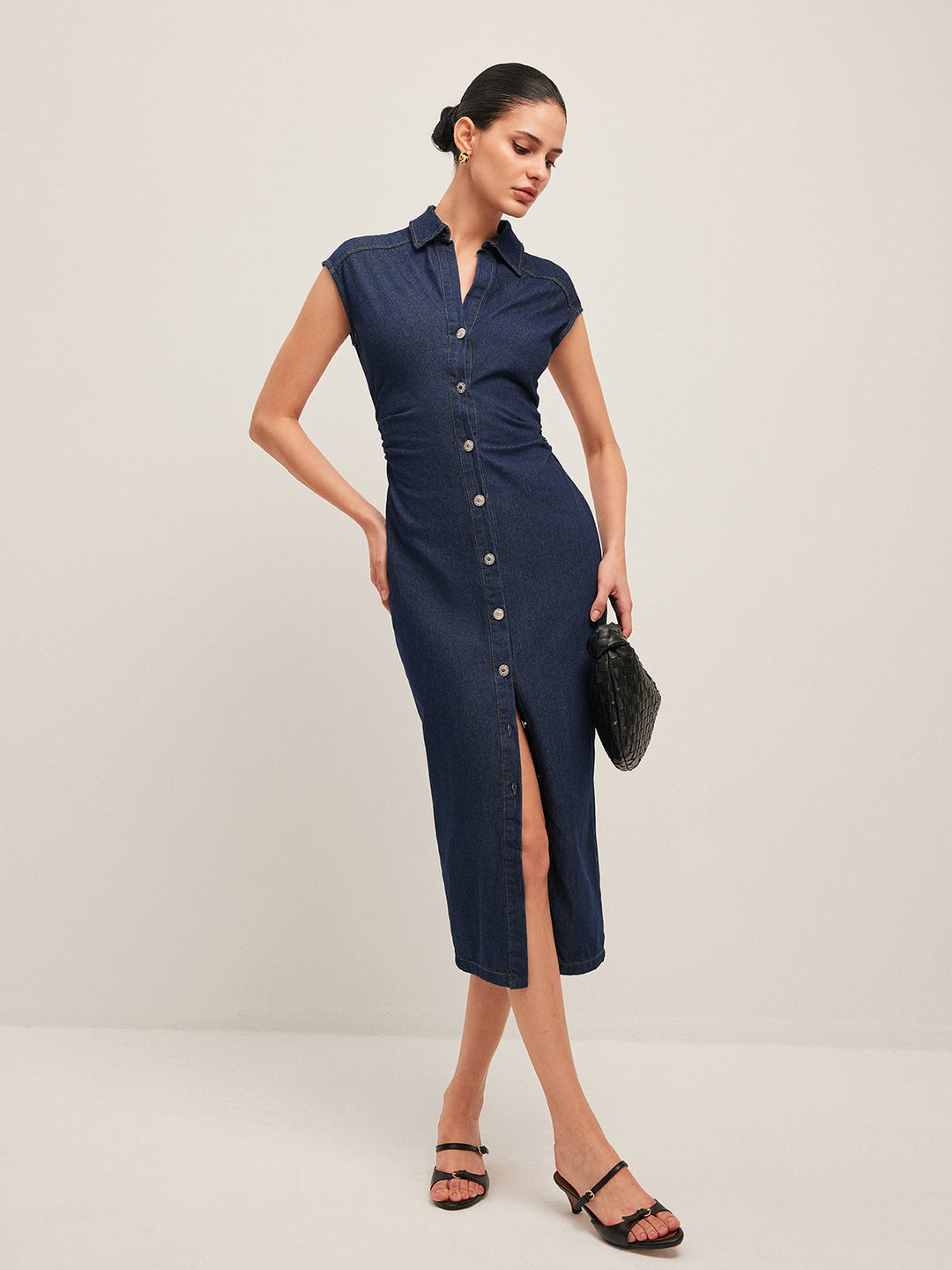 V-Ausschnitt Ärmelloses Knopf-Denimkleid