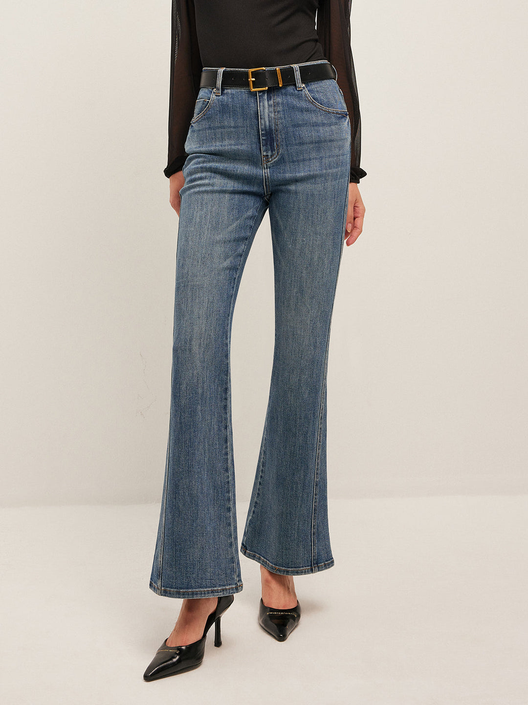Ausgestellte Jeans mit mittlerer Taille