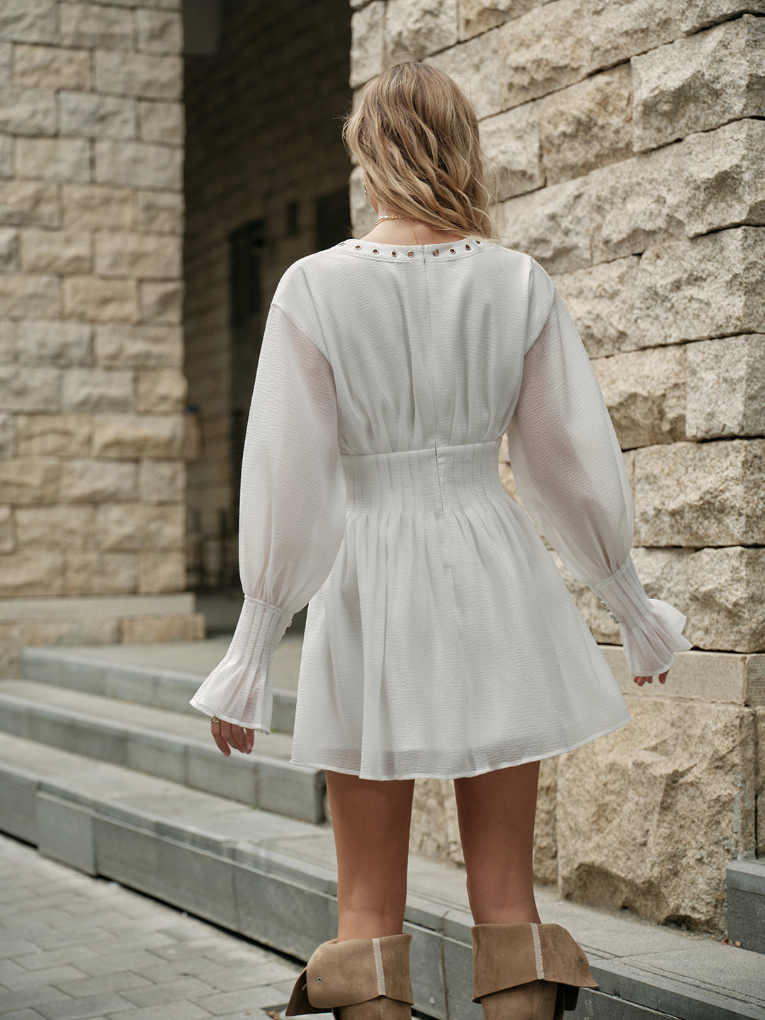 Kleid mit Schnürung vorne und halbtransparentem Stoff