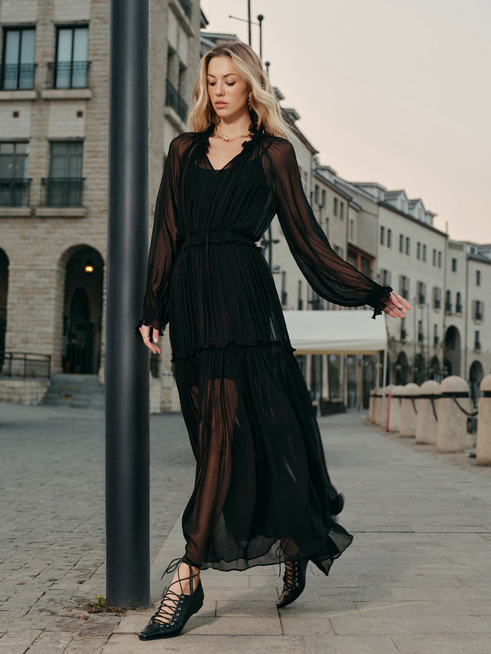 Raffiniertes Chiffon-Kleid in Halbtransparent