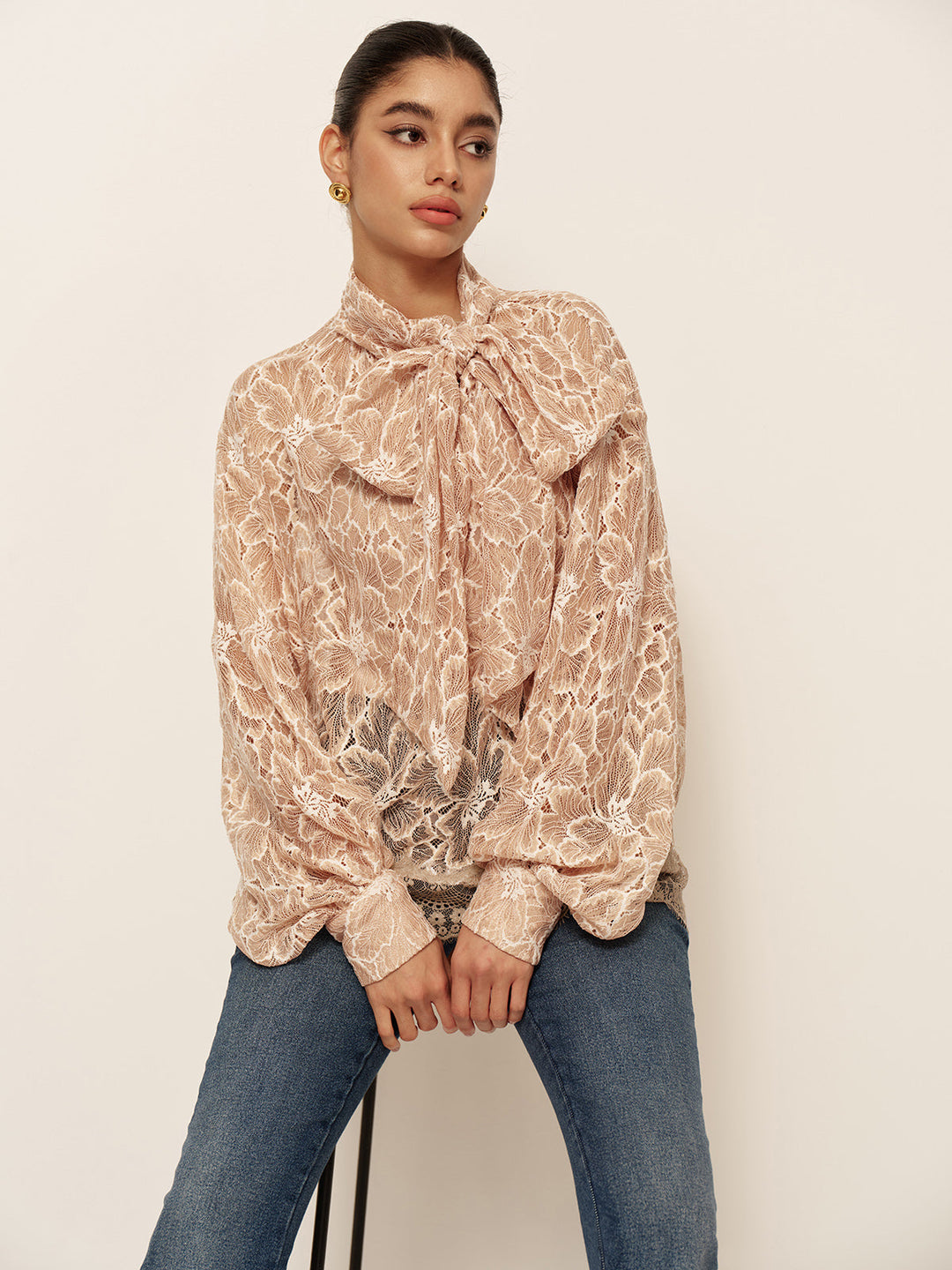 Halbtransparente Bluse mit Schleifendetail vorne