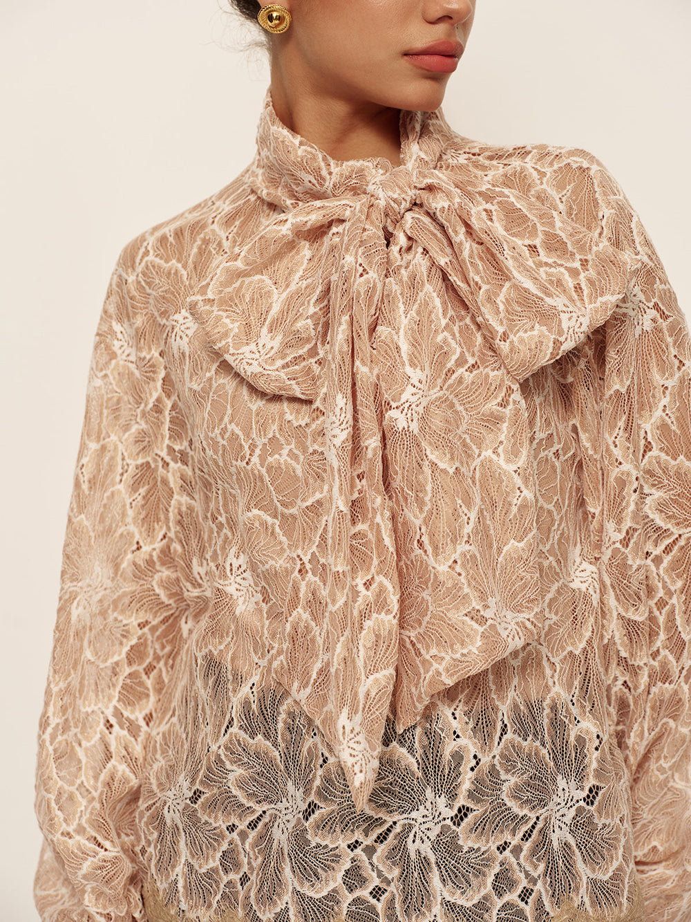 Halbtransparente Bluse mit Schleifendetail vorne