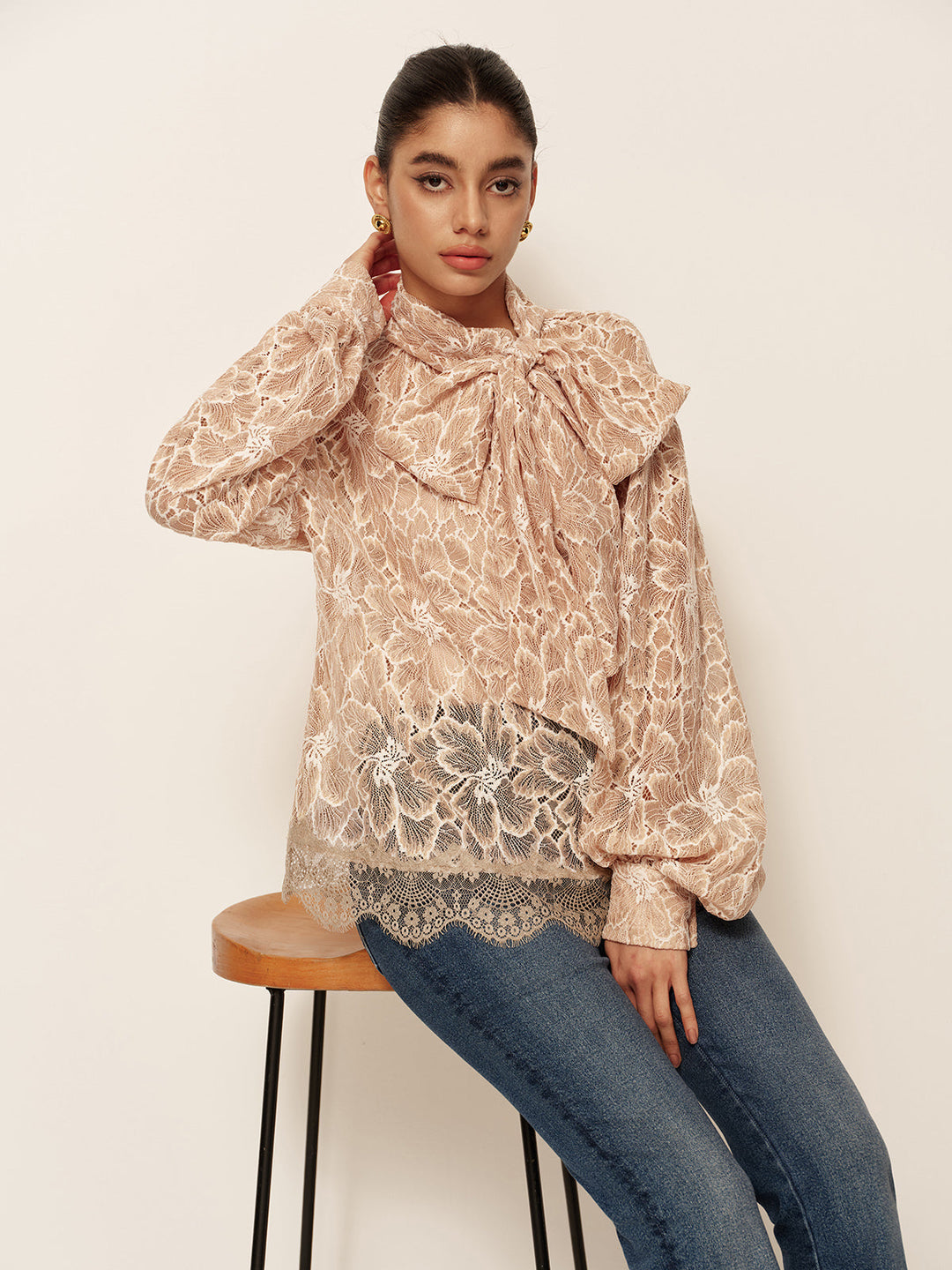 Halbtransparente Bluse mit Schleifendetail vorne