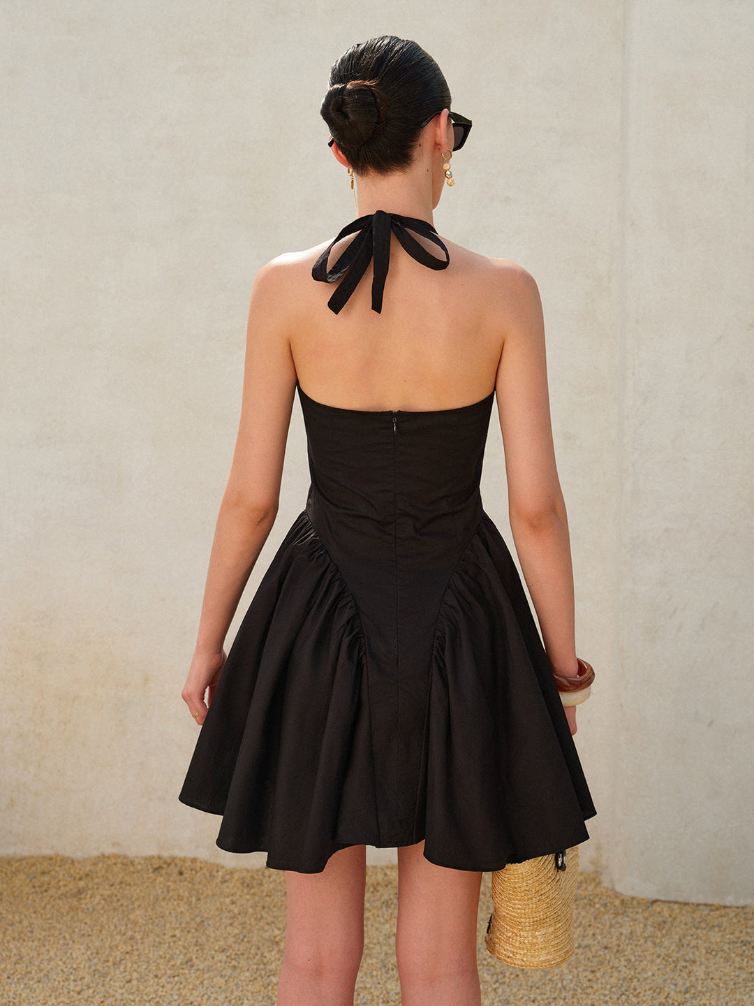 Gürtelkleid mit Falten und Neckholder