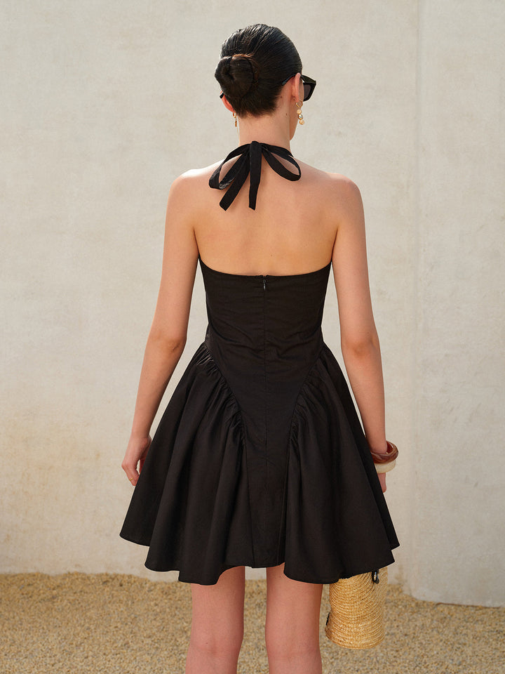 Gürtelkleid mit Falten und Neckholder