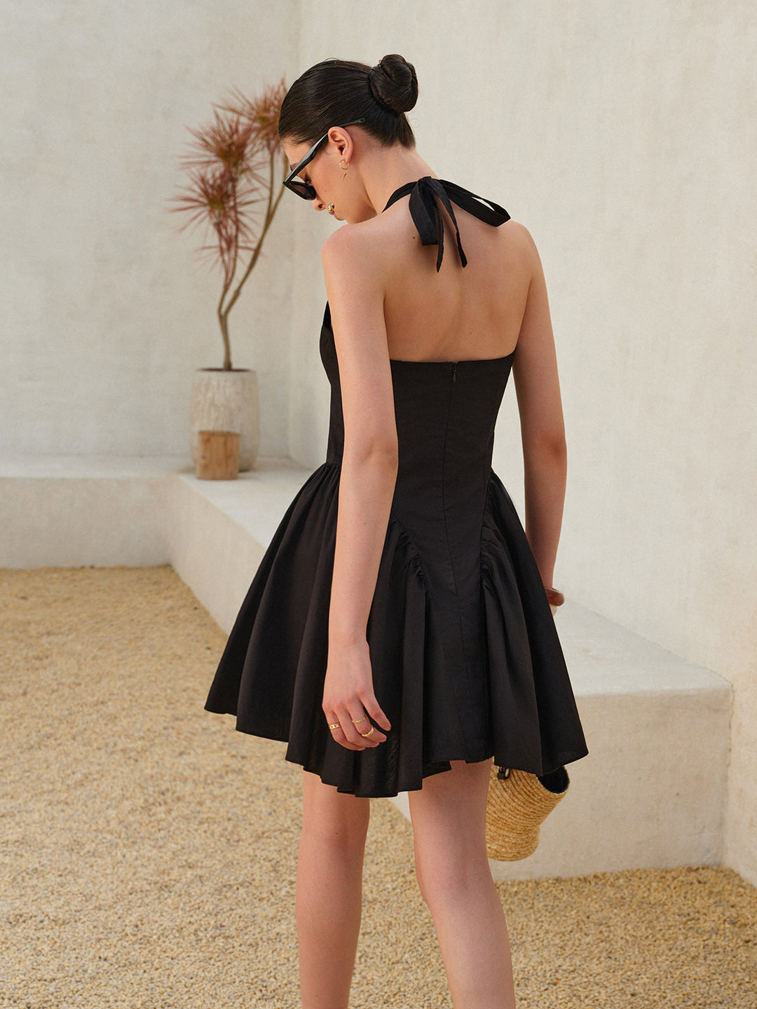 Gürtelkleid mit Falten und Neckholder