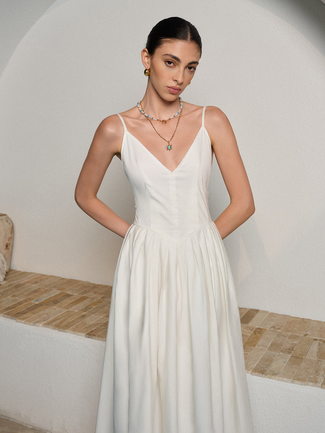 Rückenfreies Kleid mit Spaghettiträgern und Falten
