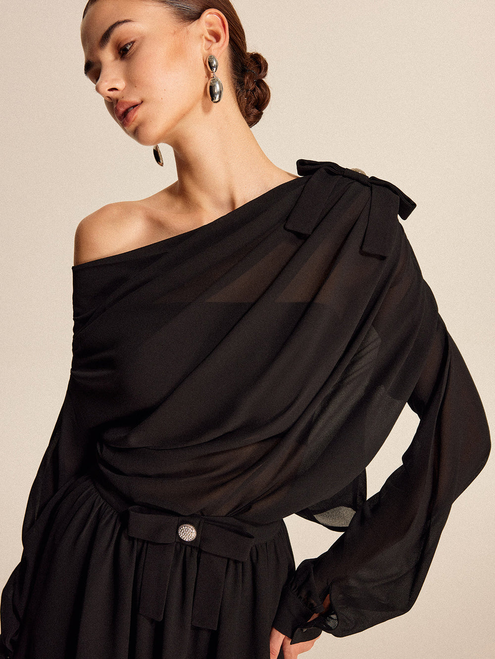 Halbtransparenter Chiffon-Rock-Set mit One-Shoulder-Schleifendetail