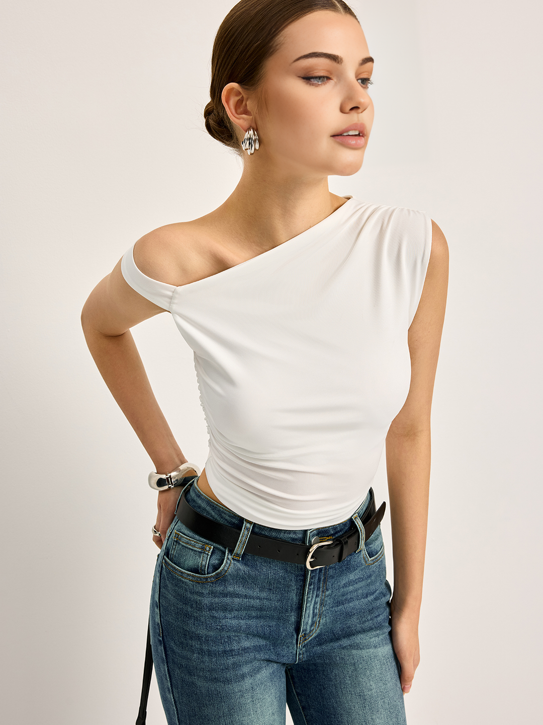 Asymmetrisches Rippstrick-Oberteil mit Cut-Out