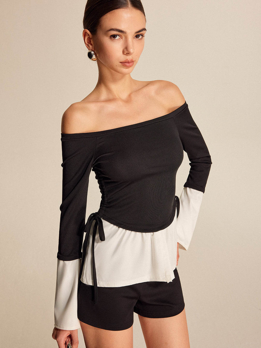 Bluse mit Kontrastdetail und Carmen-Ausschnitt