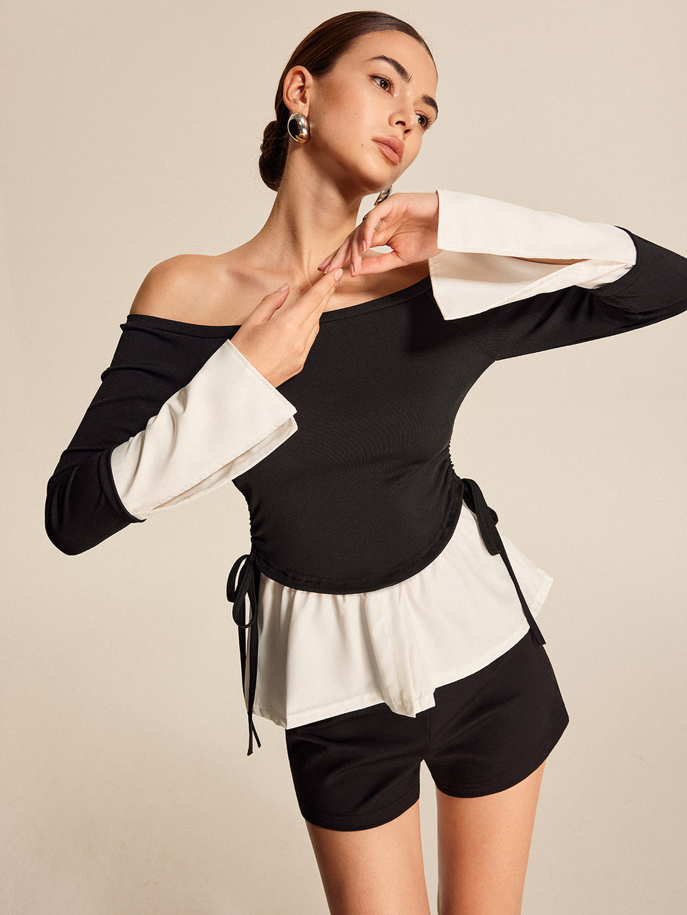 Bluse mit Kontrastdetail und Carmen-Ausschnitt