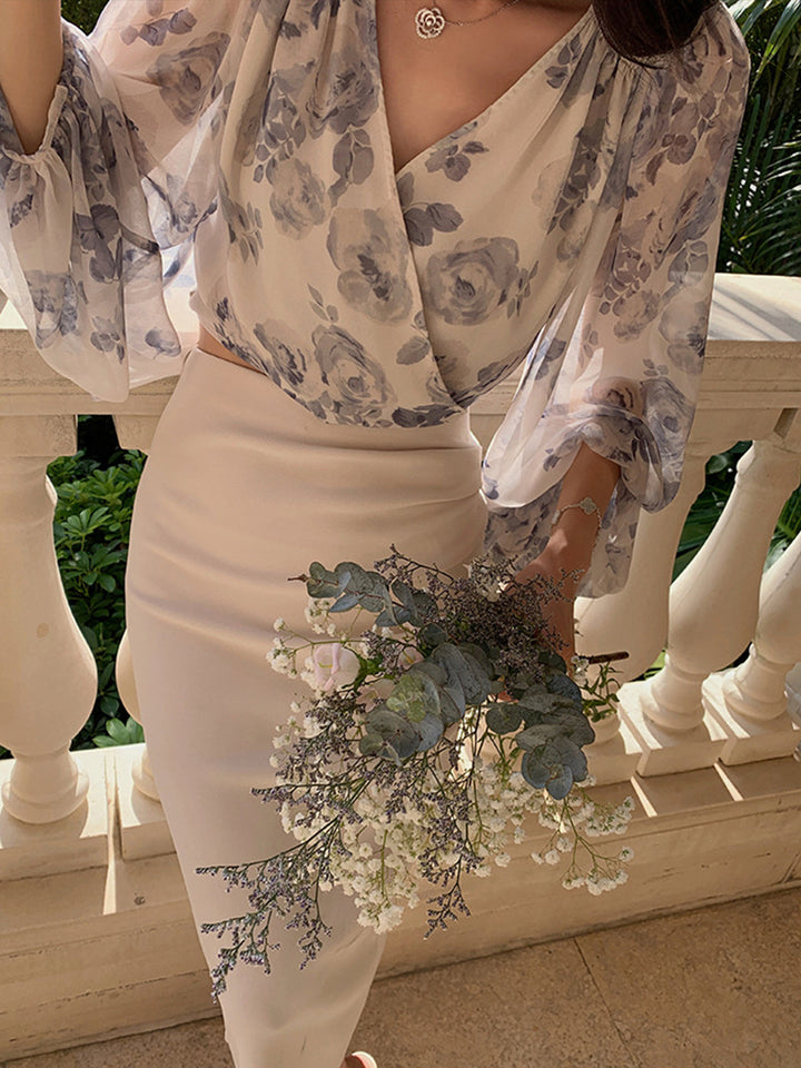 Halbtransparente Chiffon-Bluse mit floralem V-Ausschnitt und Ballonärmeln