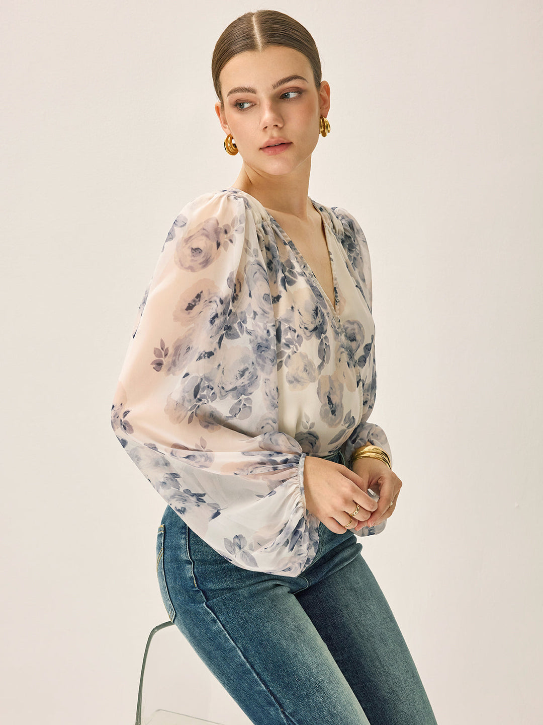 Halbtransparente Chiffon-Bluse mit floralem V-Ausschnitt und Ballonärmeln