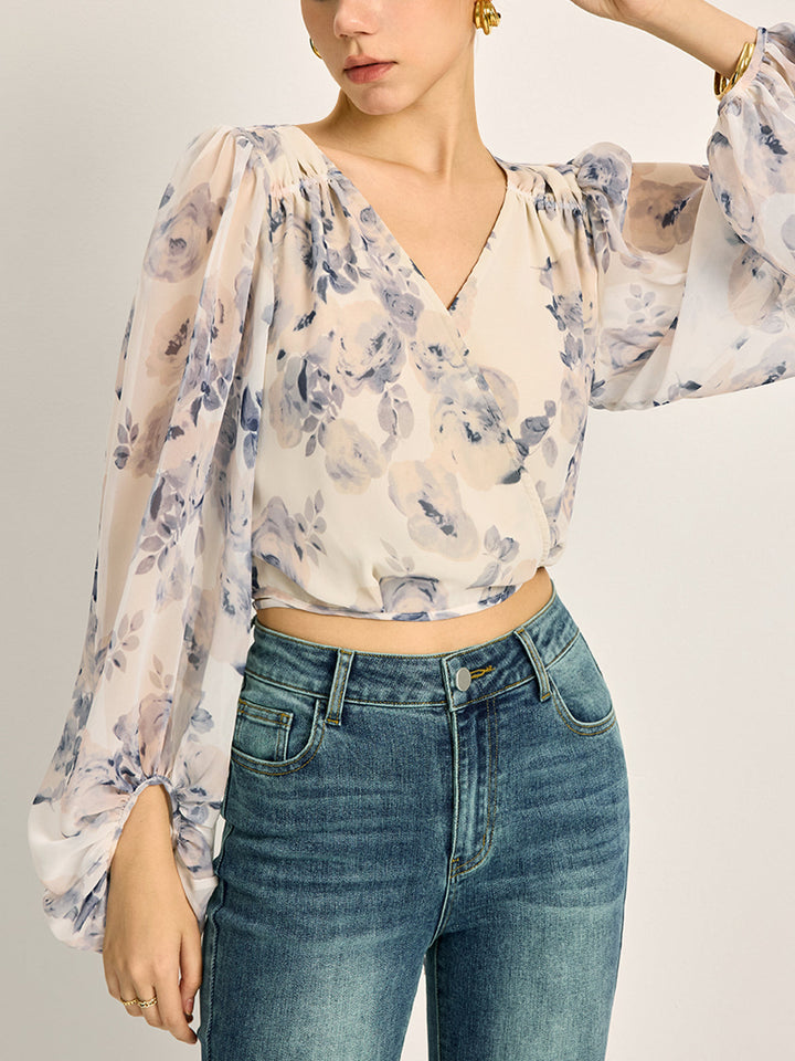 Halbtransparente Chiffon-Bluse mit floralem V-Ausschnitt und Ballonärmeln