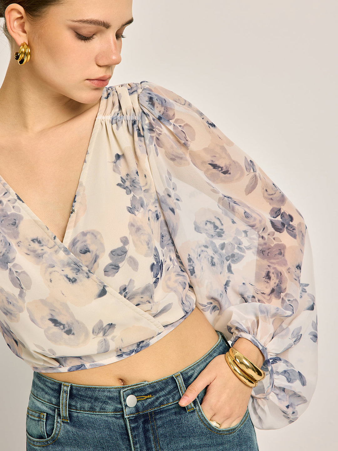 Halbtransparente Chiffon-Bluse mit floralem V-Ausschnitt und Ballonärmeln