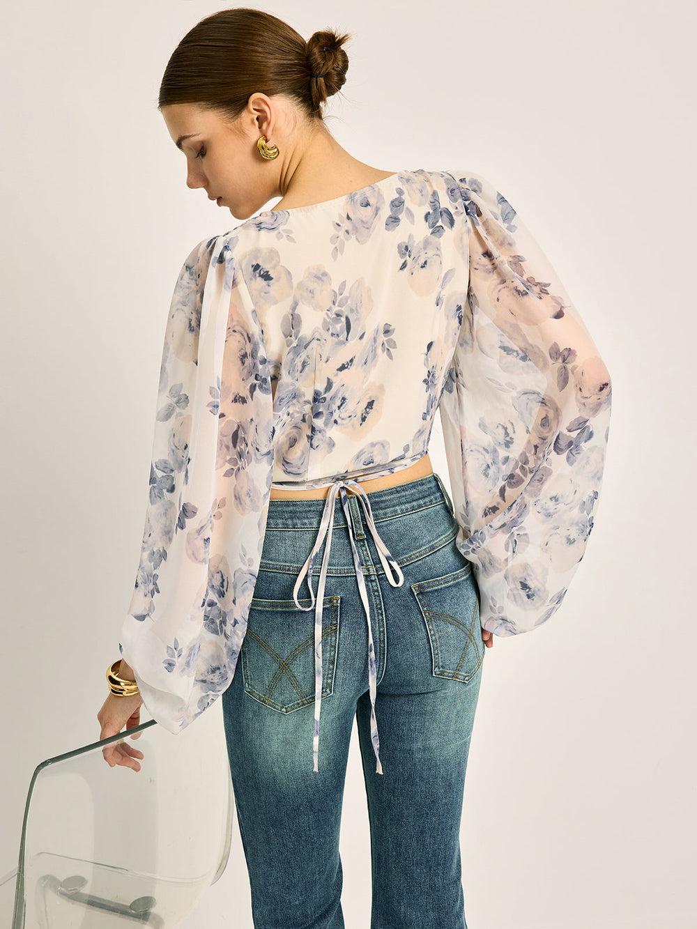 Halbtransparente Chiffon-Bluse mit floralem V-Ausschnitt und Ballonärmeln