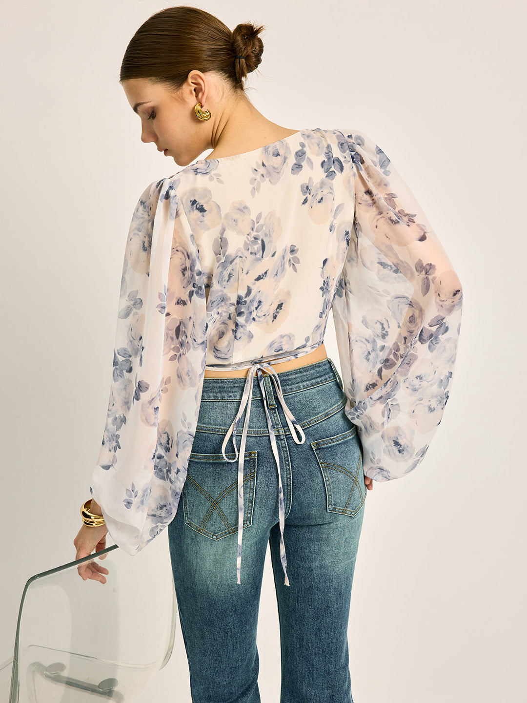 Halbtransparente Chiffon-Bluse mit floralem V-Ausschnitt und Ballonärmeln