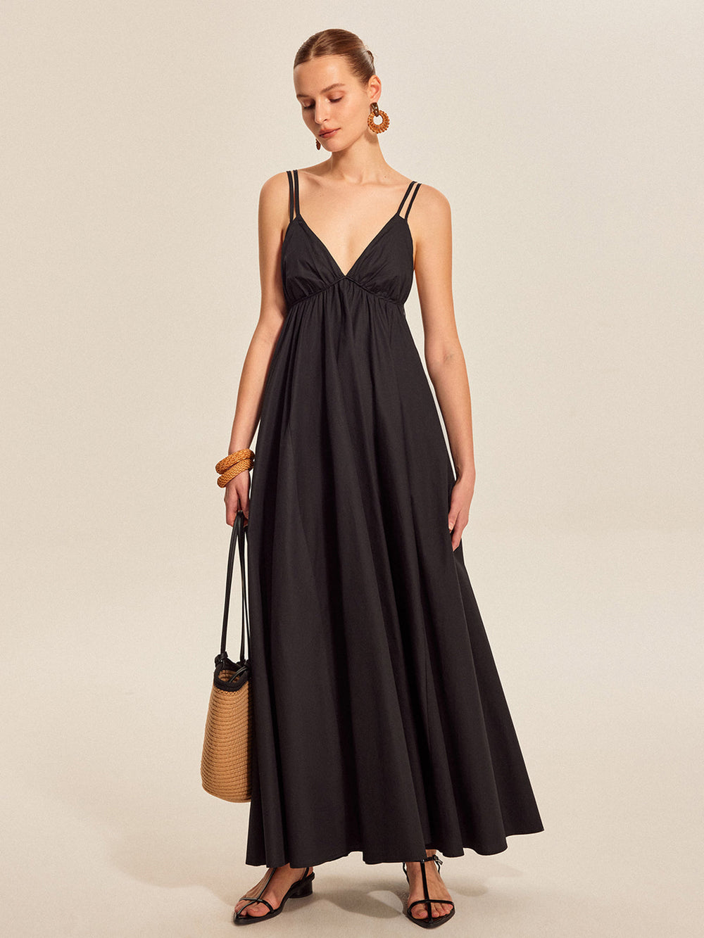 Kleid mit V-Ausschnitt und doppelten Trägern
