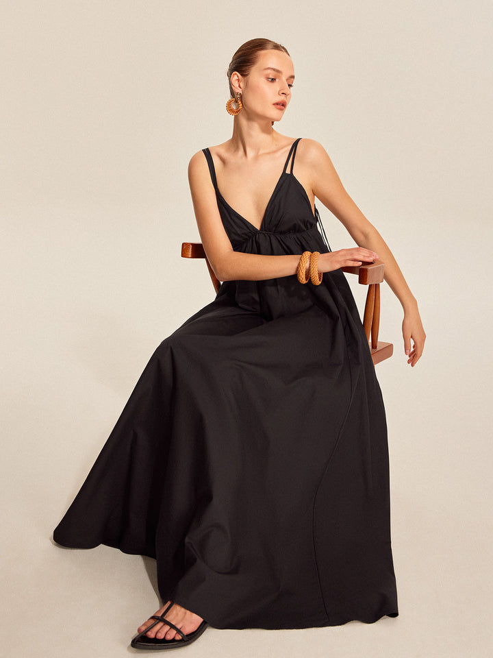 Kleid mit V-Ausschnitt und doppelten Trägern