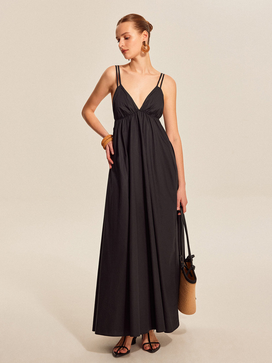Kleid mit V-Ausschnitt und doppelten Trägern